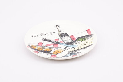 Assiette plate en faïence de Gien décorée en son centre par une représentation typiquement française d'un dîner convivial.  