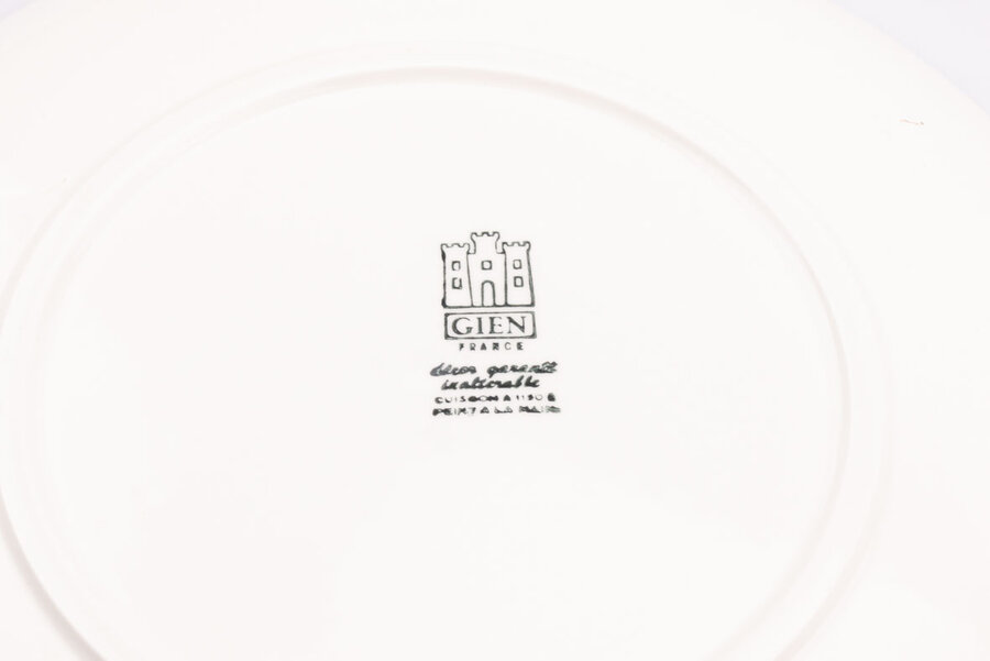 Signature sur une assiette à fromage plate vintage en porcelaine blanche Gien