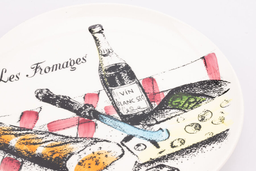 Assiette à fromage plate vintage en porcelaine blanche un dessin montrant une table dressée avec du pain et du fromage de la manufacture Gien