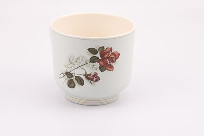 Vase vintage orné d'un joli motif floral représentant une fleur rouge à épine. 