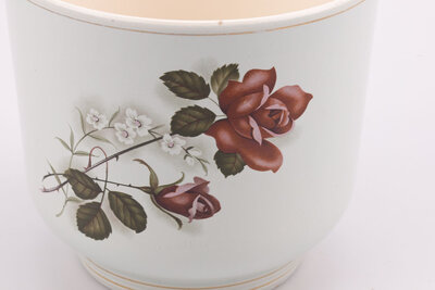 Vase vintage orné d'un joli motif floral représentant une fleur rouge à épine. 