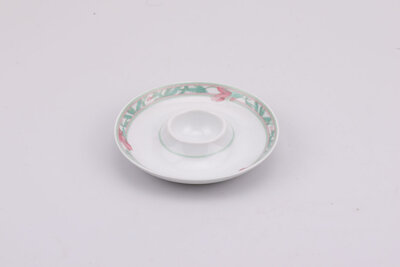 Coquetier vintage en porcelaine blanc avec des motifs entre le bleu et le vers de chez Hutschenreuther