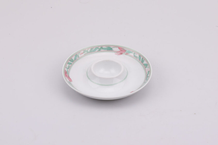 Coquetier vintage en porcelaine blanc avec des motifs verts et rouges de chez Hutschenreuther