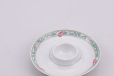 Coquetier de la manufacture Lorenz Hutschenreuther. De fins motifs floraux encadrent la bordure du coquetier. 