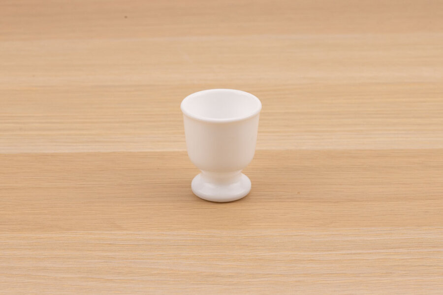 Coquetier vintage en opaline blanc de chez Seca