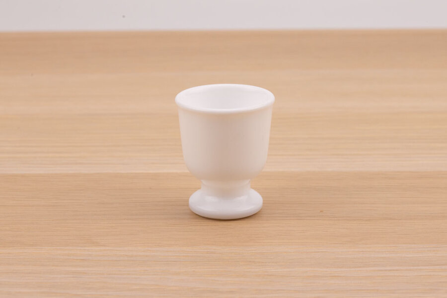 Coquetier vintage en opaline blanc de chez Seca