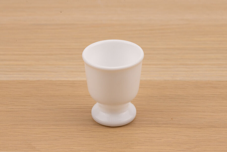 Coquetier vintage en opaline blanc de chez Seca