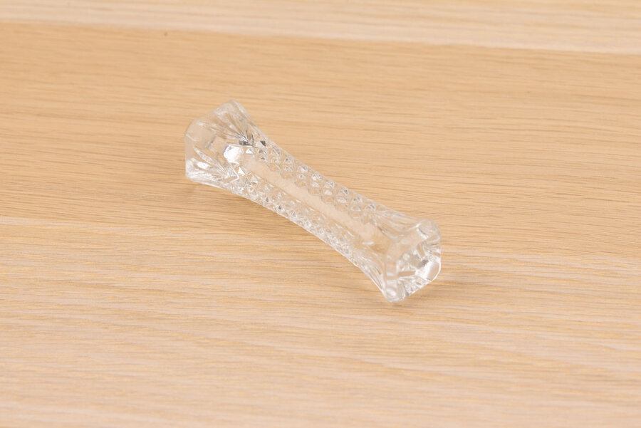 Porte-couverts vintage en verre pressé sur un fond en bois