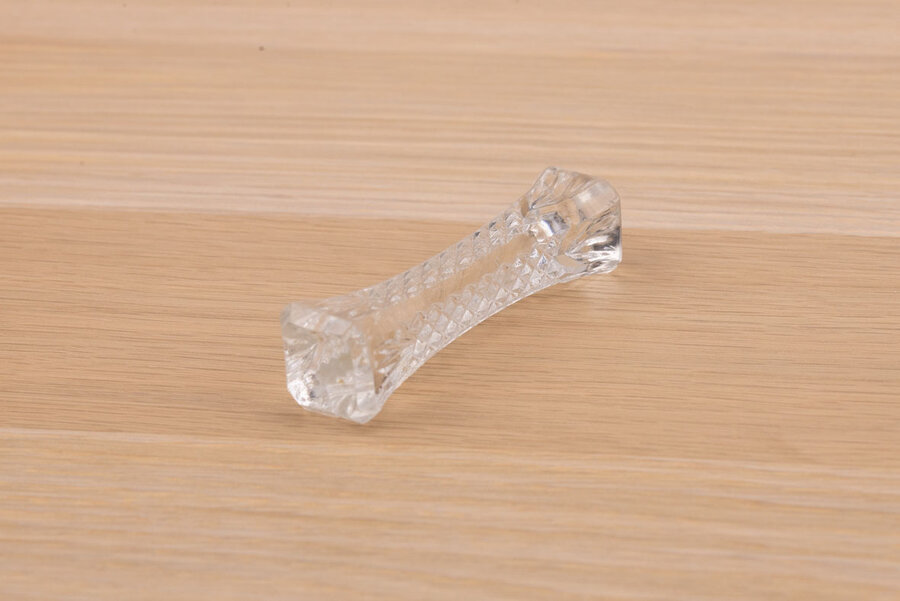 Porte-couverts vintage en verre pressé sur un fond en bois