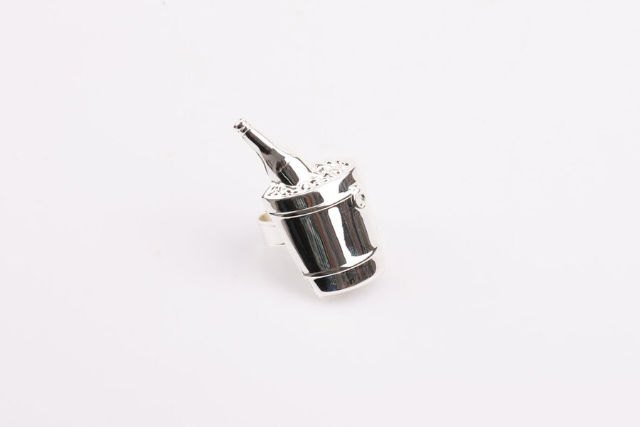 Rond de serviette en inox avec un motif de seau à champagne avec une bouteille dedans
