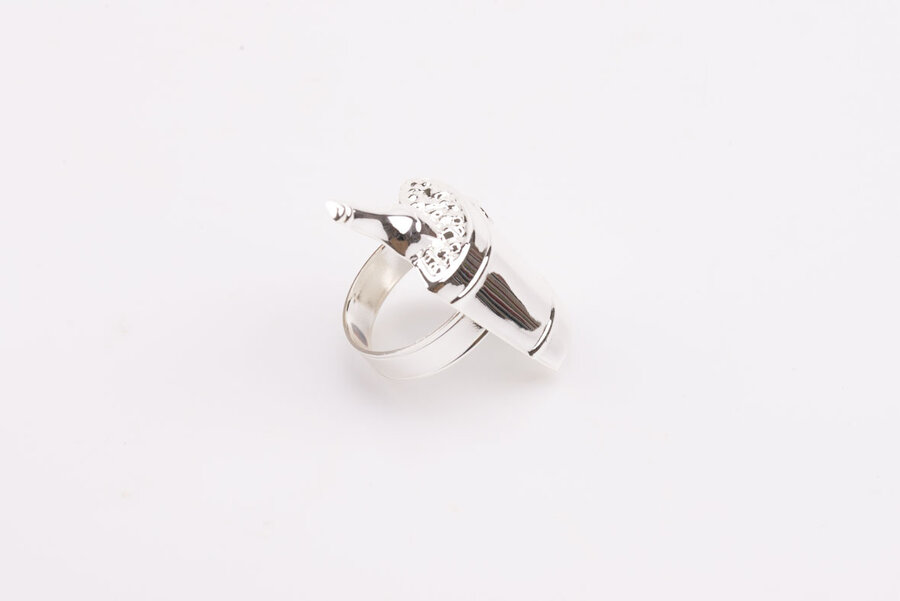Rond de serviette en inox avec un motif de seau à champagne avec une bouteille dedans