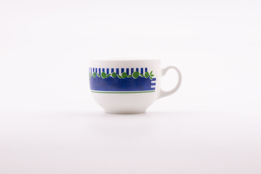Tasse à café vintage en porcelaine blanche avec des motifs bleus et verts de chez Arcopal