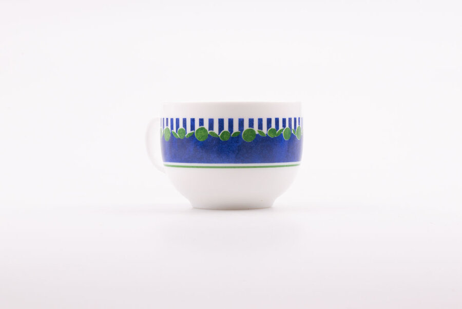 Tasse à café vintage en porcelaine blanche avec des motifs bleus et verts de chez Arcopal