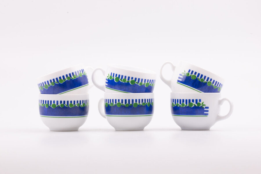 6 Tasses à café vintage en porcelaine blanche avec des motifs bleus et verts de chez Arcopal