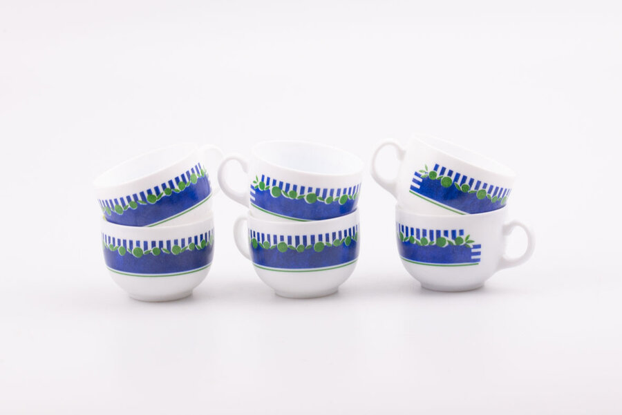 6 Tasses à café vintage en porcelaine blanche avec des motifs bleus et verts de chez Arcopal