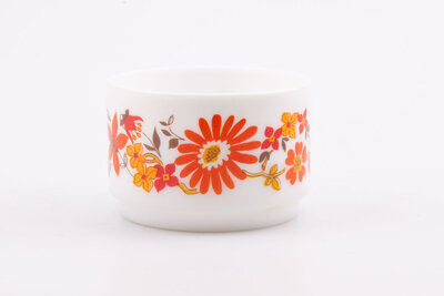 Tasse à café vintage en opaline blanche et des motifs floraux rouges et oranges de la collection Flore d'Arcopal 