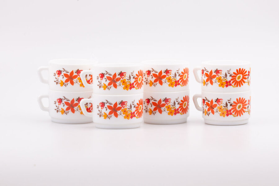 6 Tasses à café vintage en opaline blanche et des motifs floraux rouges et oranges de la collection Flore d'Arcopal 