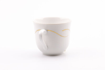 Tasse à café vintage en porcelaine avec des motifs dorés de chez Winterling