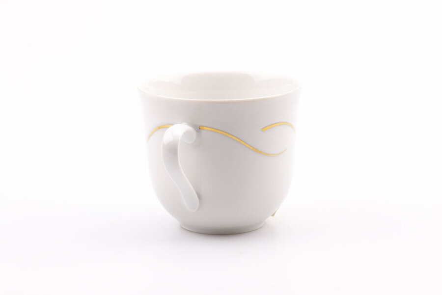 Tasse à café vintage en porcelaine avec des motifs dorés de chez Winterling