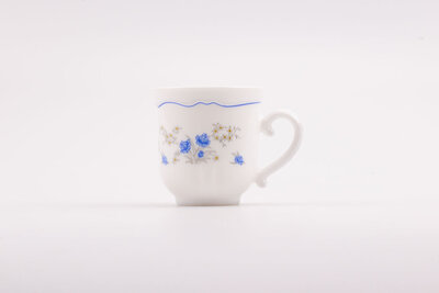 Tasse à café vintage en opaline blanche avec un motif floral bleu de la collection Romantique d'Arcopal