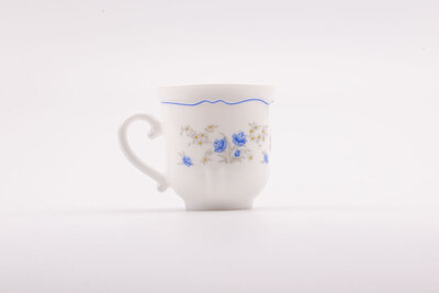 Tasse à café vintage en opaline blanche avec un motif floral bleu de la collection Romantique d'Arcopal