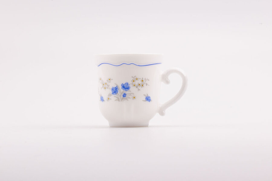 Tasse à café vintage en opaline blanche avec un motif floral bleu de la collection Romantique d'Arcopal