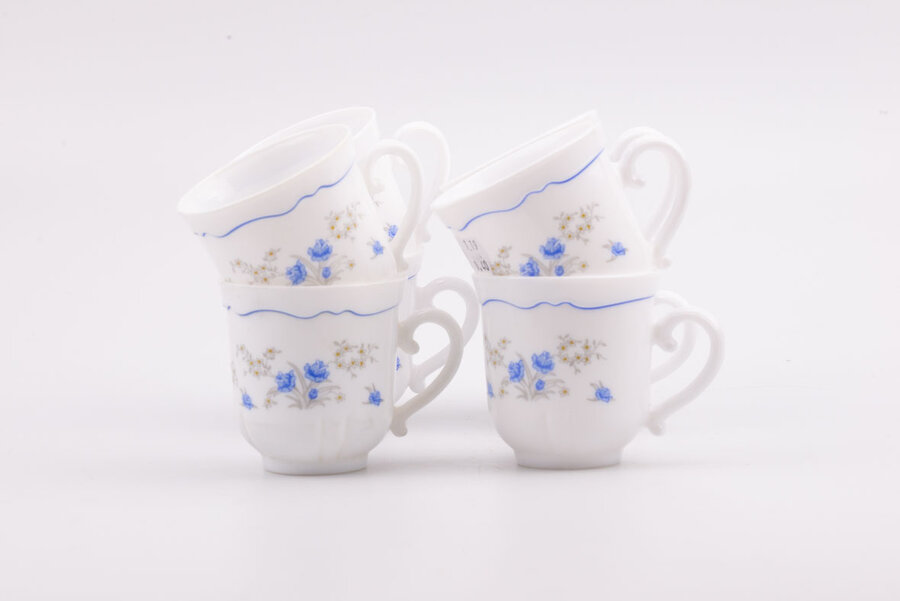 4 Tasses à café vintage en opaline blanche avec un motif floral bleu de la collection Romantique d'Arcopal