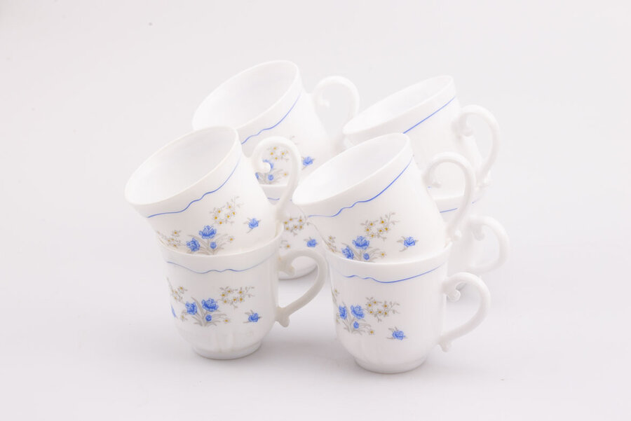 8 Tasses à café vintage en opaline blanche avec un motif floral bleu de la collection Romantique d'Arcopal