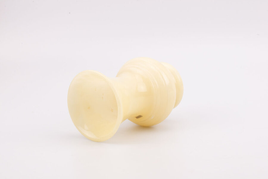 Vase vintage en albâtre de couleur crème