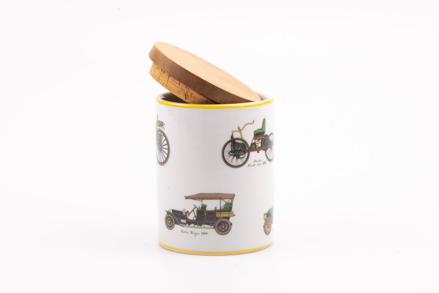 Bocal vintage avec couvercle en bois avec des motifs de vieilles voiture de chez J.K. Carlsbad
