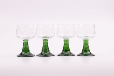 4 verres à vin blanc d'Alsace vintage avec un pied vert