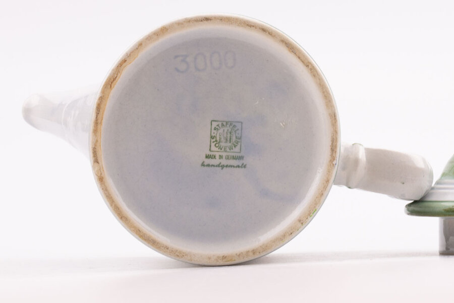 Signature cafetière vintage en faïence avec un motif de fruit de chez Staffel Stoneware