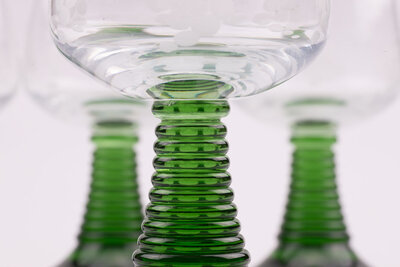 4 verres à vin blanc d'Alsace vintage avec un pied vert