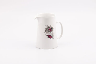 Carafe vintage en porcelaine blanche avec un motif de fleur de chez Mosa