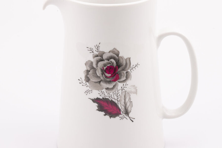 Carafe vintage en porcelaine blanche avec un motif de fleur de chez Mosa