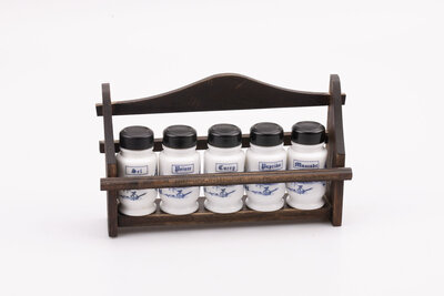 Présentoir en bois avec 5 pots à épices en porcelaine de chez Delft