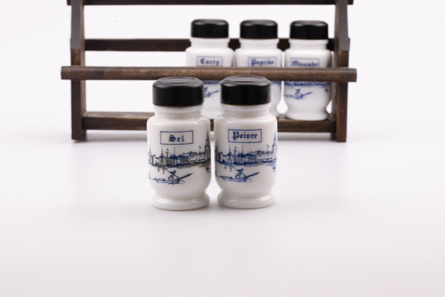 Présentoir en bois avec 5 pots à épices en porcelaine de chez Delft
