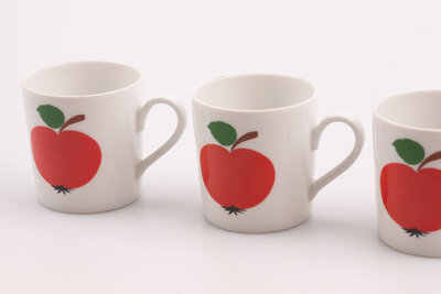 6 petites tasses vintage en porcelaine blanche avec un motif de pomme de chez Seltmann Weiden