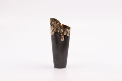 Vase vintage et élégant en porcelaine noir et au bord doré