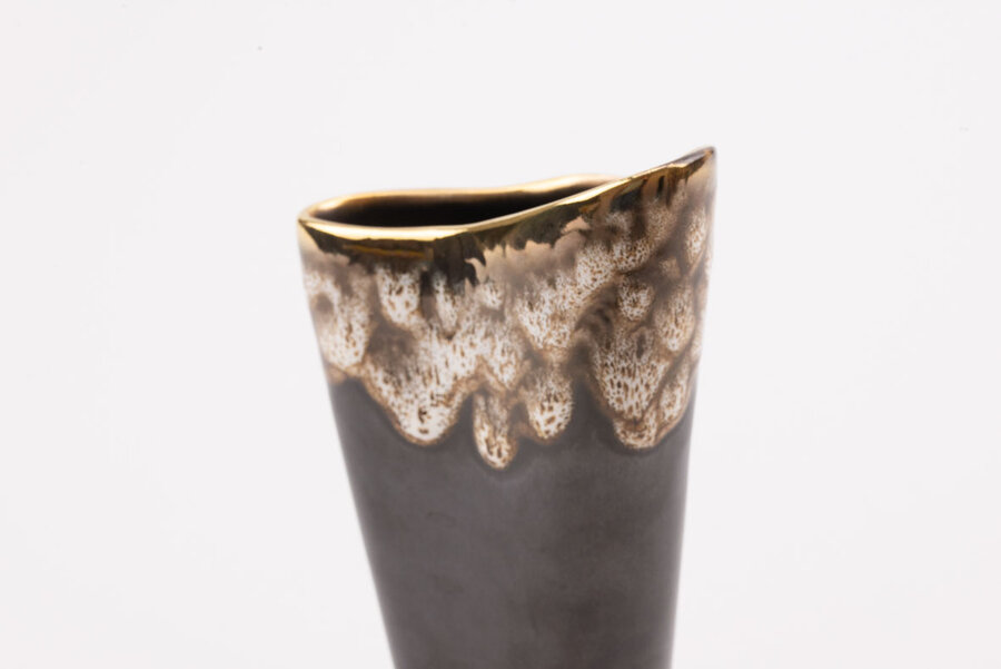 Vase vintage et élégant en porcelaine noir et au bord doré