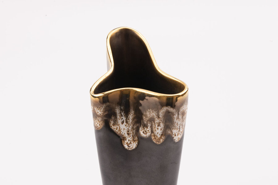 Vase vintage et élégant en porcelaine noir et au bord doré