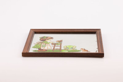 Miroir vintage avec un cadre en bois et le dessin d'une petite fille Sarah Kay