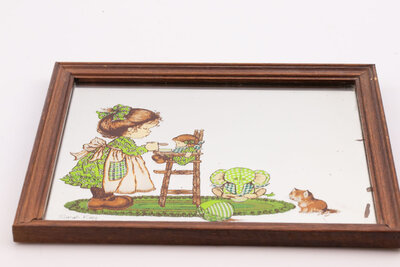Miroir vintage avec un cadre en bois et le dessin d'une petite fille Sarah Kay
