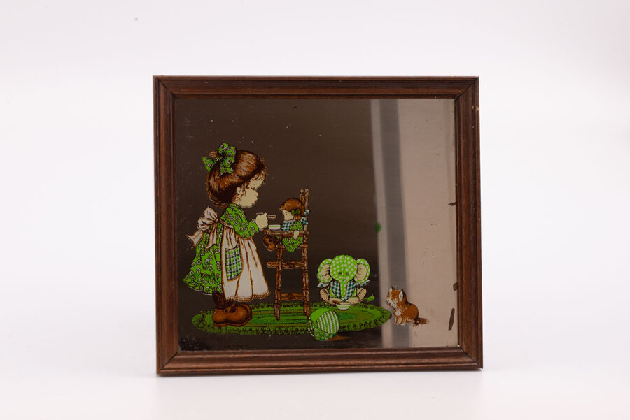 Miroir vintage avec un cadre en bois Sarah Kay Miroir vintage avec un cadre en bois et le dessin d'une petite fille Sarah Kay