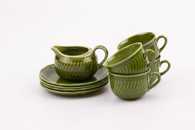 Set à café vintage en porcelaine vert composée de 4 tasses, 4 sous-tasses et un pot lait de chez Boch