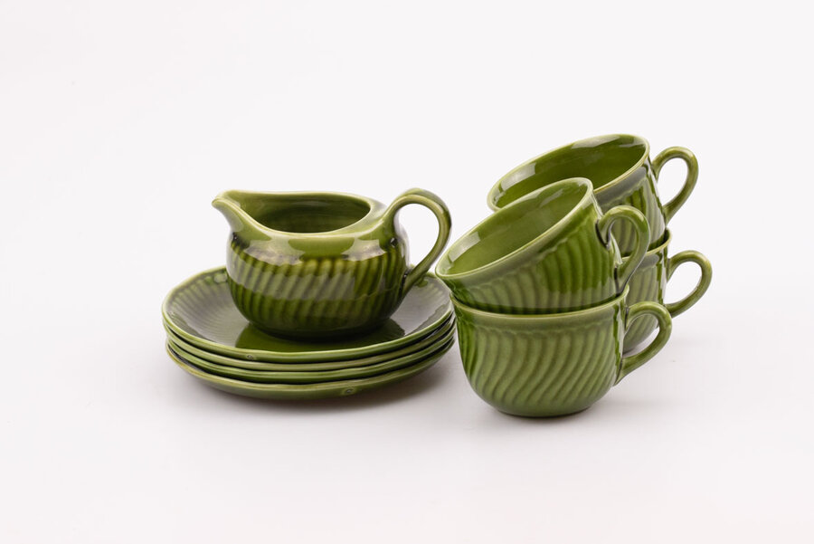 Set à café vintage en porcelaine vert composée de 4 tasses, 4 sous-tasses et un pot lait de chez Boch