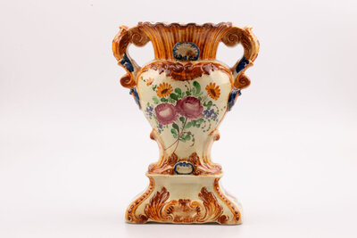 Vase vintage en porcelaine blanc et orange avec divers motifs dans un style Capodimonte et signé FJ