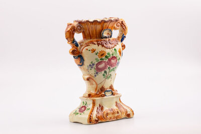 Vase vintage en porcelaine blanc et orange avec divers motifs dans un style Capodimonte et signé FJ