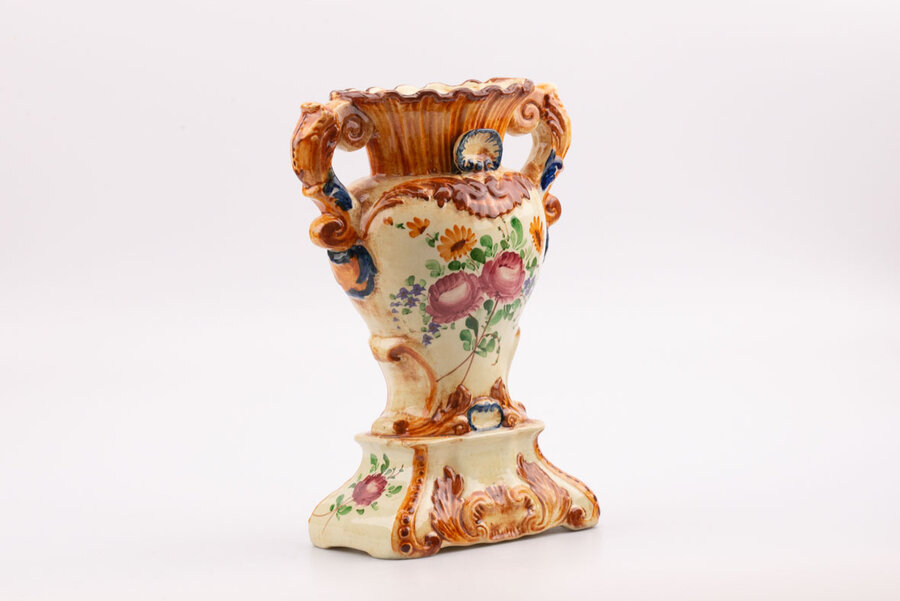 Vase vintage en porcelaine blanc et orange avec divers motifs dans un style Capodimonte et signé FJ