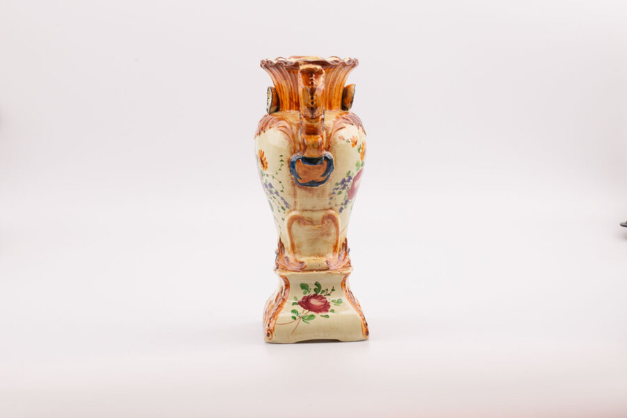 Vase vintage en porcelaine blanc et orange avec divers motifs dans un style Capodimonte et signé FJ